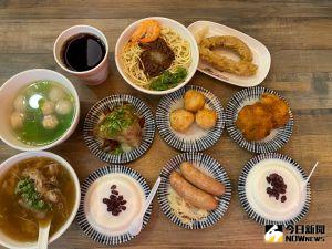 看好後疫情商機 「周氏蝦捲」插旗台中美食一級戰區搶客 ▲雖然店名是「周氏蝦捲」,卻不僅專賣蝦捲,舉凡庶民小吃擔仔麵、粽子、虱目魚肚粥、傳統台南肉燥飯、綜合丸湯、炸排骨等都吃得到。(圖/記者金武鳳攝,2021.10.13)