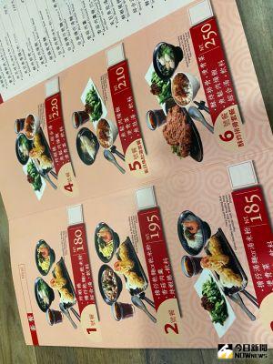 看好後疫情商機 「周氏蝦捲」插旗台中美食一級戰區搶客 ▲「周氏蝦捲」品項多元,可以單點,也有套餐供應,消費者可各取所需。(圖/記者金武鳳攝,2021.10.13)