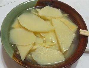 ▲女網友分享一道名叫「冰涼竹筍湯」的料理。（圖／翻攝家常菜臉書）