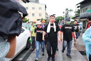 3Q媽現身打氣 陳柏惟為這原因轉頭想逃 ▲陳柏惟媽媽摟著兒子臂膀,安靜的陪他走一段路。(圖/陳柏惟服務處提供,2021.10.13)