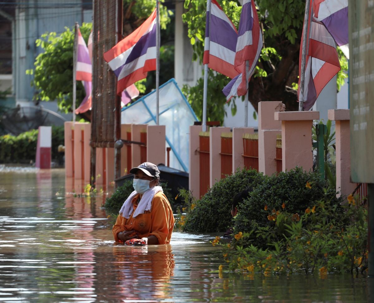 ▲泰國中部、北部和東北部遭受洪患襲擊1個月，儘管近來水患稍緩解，仍有許多村落泡在水裡。（圖／美聯社／達志影像）