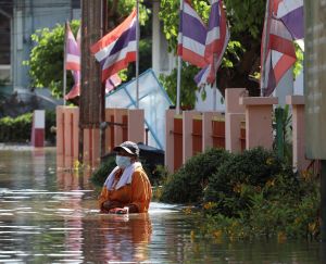 泰國洪患一個月積水不退　民眾等待救援物資
