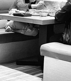 ▲林利霏旁邊桌客人穿鞋子把腳盤腿坐。（圖／林利霏臉書）