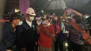 市長陳其邁率林欽榮副市長、秘書長及相關局處首長到場了解。(圖/翻攝畫面) ▲市長陳其邁率林欽榮副市長、秘書長及相關局處首長到場了解。(圖/翻攝畫面)