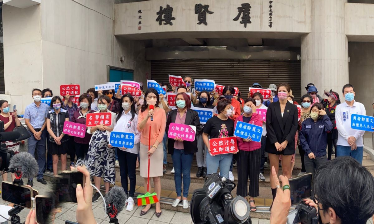 ▲北市婦團志工團體於立法院群賢樓外,聲援立委鄭麗文,要求行政院長蘇貞昌為公然侮辱國會議員公開道歉。(圖/黨團提供)