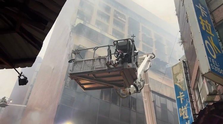 ▲城中城大樓失火，警消救援畫面。（圖／讀者提供）