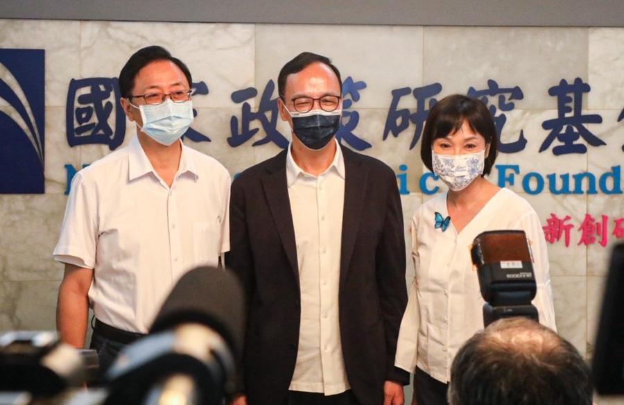 ▲國民黨智庫今日改選,由黨主席朱立倫(中)兼任智庫董事長、前行政院長張善政(左)擔任副董事長、前黨副秘書長柯志恩(右)擔任執行長。(圖/國民黨提供)