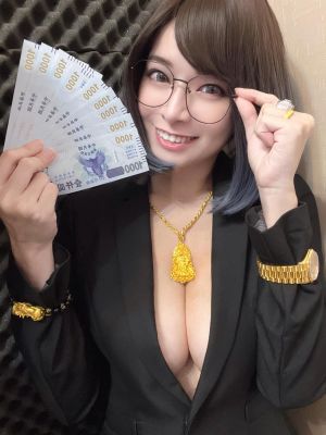 ▲郭鬼鬼胸前雪乳快爆出。(圖/郭鬼鬼臉書) ▲郭鬼鬼胸前雪乳快爆出。(圖/郭鬼鬼臉書)
