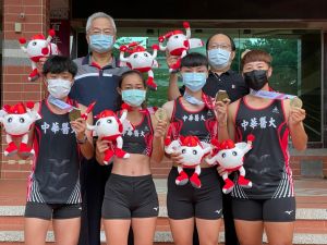 .中華醫大校長孫逸民、董事長鄭啟瑞與田徑一般女子組400公尺接力賽奪金選手郭瓊筠、薛安汝、陳佳妤、廖苡辰(前排左至右) ▲.中華醫大校長孫逸民、董事長鄭啟瑞與田徑一般女子組400公尺接力賽奪金選手郭瓊筠、薛安汝、陳佳妤、廖苡辰(前排左至右)(圖/記者張振興攝,2021,10,14)