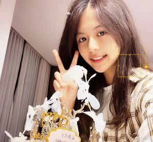 翁虹 ▲翁虹的14歲女兒「小水晶」明眸皓齒,還有一頭飄逸長髮。(圖/翻攝翁虹微博)