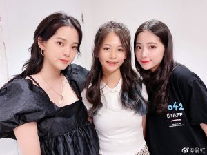 小水晶 ▲21歲的歐陽娜娜(左起)、14歲的小水晶和17歲的歐陽娣娣,站在一起就是高顏值星二代代表。(圖/翻攝翁虹微博)