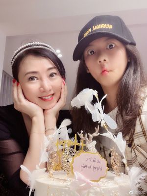 翁虹 ▲「小水晶」(右)和媽媽翁虹合照,做鬼臉嘟嘴表情逗趣。(圖/翻攝翁虹微博)