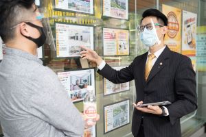 業配 ▲秘密客訪查時,發現永慶集團經紀人賞屋提供不少資料讓顧客安心,加上許多防疫貼心舉動,深獲主辦單位肯定。(圖片提供/永慶房產集團)
