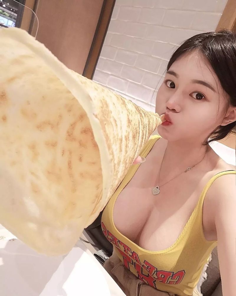 ▲綠肥兒拿捲餅當自拍道具,好身材吸睛。(圖/綠肥兒IG)
