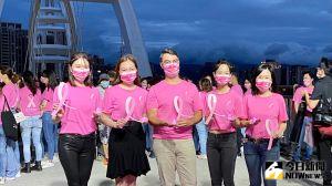 蔡依珊（左一）、曾馨瑩（左二）、簡嫚書（右二）呼籲及早防治乳癌。（圖／記者羅凌筠攝）