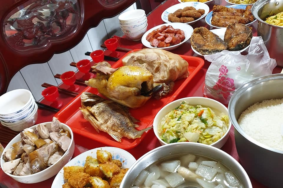 ▲網友曬出滿桌拜拜菜餚,全是出自媳婦一人之手,讓大家全都看跪了。(圖/翻攝自《家常菜》臉書)