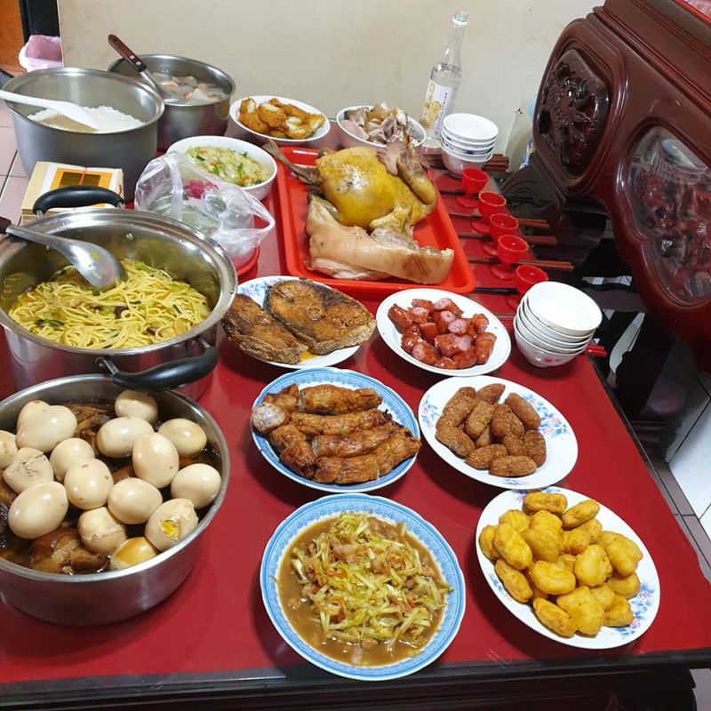 ▲網友曬出滿桌拜拜菜餚,全是出自媳婦一人之手,讓大家全都看跪了。(圖/翻攝自《家常菜》臉書)