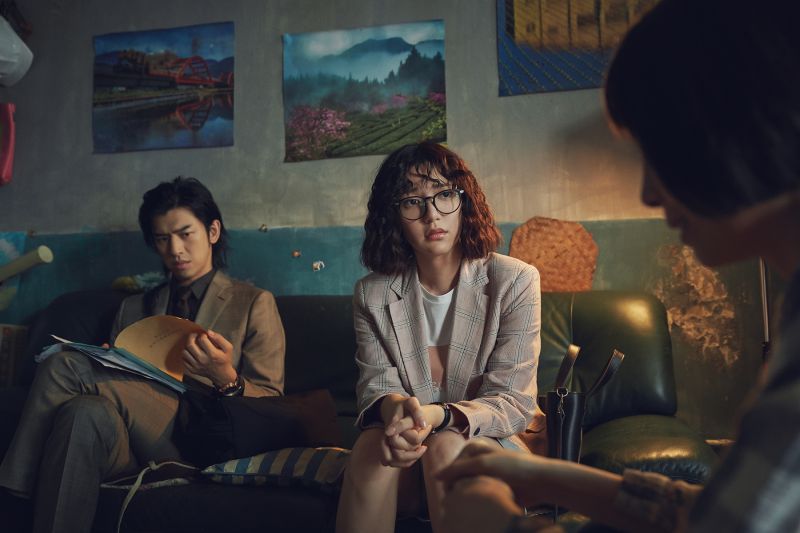 ▲陳柏霖(左)、郭雪芙在《正義的算法》扮律師。(圖/Disney+)
