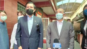 前總統馬英九今(15)日到前立法院長王金平服務處餐敘、會談,強調沒有什麼尷尬不尷尬的問題。(圖/記者鄭婷襄攝,2021.10.15) ▲前總統馬英九今(15)日到前立法院長王金平服務處餐敘、會談,強調沒有什麼尷尬不尷尬的問題。(圖/記者鄭婷襄攝,2021.10.15)