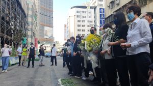 前總統馬英九和前立法院長王金平到城中城火災事故現場獻花致意。(圖/記者鄭婷襄攝,2021.10.15) ▲前總統馬英九和前立法院長王金平到城中城火災事故現場獻花致意。(圖/記者鄭婷襄攝,2021.10.15)