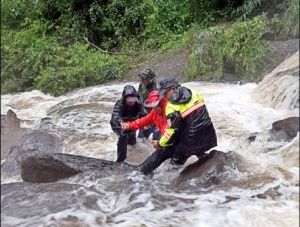 颱風天救受困遊客 竹縣警消被譽為救難英雄
