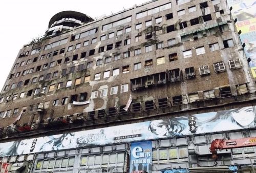 ▲台中千越大樓頂樓的特殊結構（圖左上），曾流傳著「幽靈船」都市傳說。近年雖因產權複雜都更卡關，卻因開放塗鴉創作，從廢墟鬼屋搖身一變成為年輕人的網美打卡聖地。（圖／讀者提供2021.10.15）