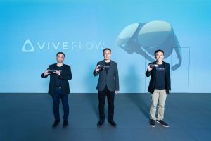 ▲左起HTC 5G團隊資深副總童子勳、亞太區總經理黃昭穎及內容暨平台總經理林俊吳,展示HTC首款沉浸式VR眼鏡。(圖/HTC提供) ▲左起HTC 5G團隊資深副總童子勳、亞太區總經理黃昭穎及內容暨平台總經理林俊吳,展示HTC首款沉浸式VR眼鏡。(圖/HTC提供)