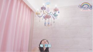 ▲王思佳替女兒裝上可愛又夢幻的吊燈。（圖／王思佳YouTube）