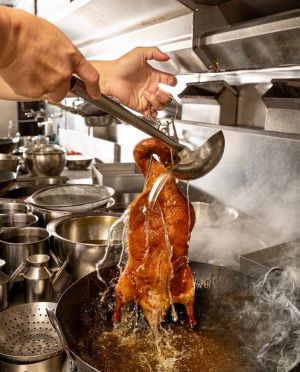走過疫情 台中餐飲業轉型「線上商店」搶外帶商機 ▲台中銅鑼灣餐廳專賣港式餐飲,舉凡文記脆皮雞、燒臘拼盤及金鐘片皮烤鴨都是人氣餐點。(圖/記者金武鳳攝,2021.10.15)