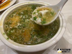 走過疫情 台中餐飲業轉型「線上商店」搶外帶商機 ▲迎接後疫情商機,銅鑼灣餐廳十月端出多道新菜色,由香港主廚掌杓開發,口味道地。(圖/記者金武鳳攝,2021.10.15)