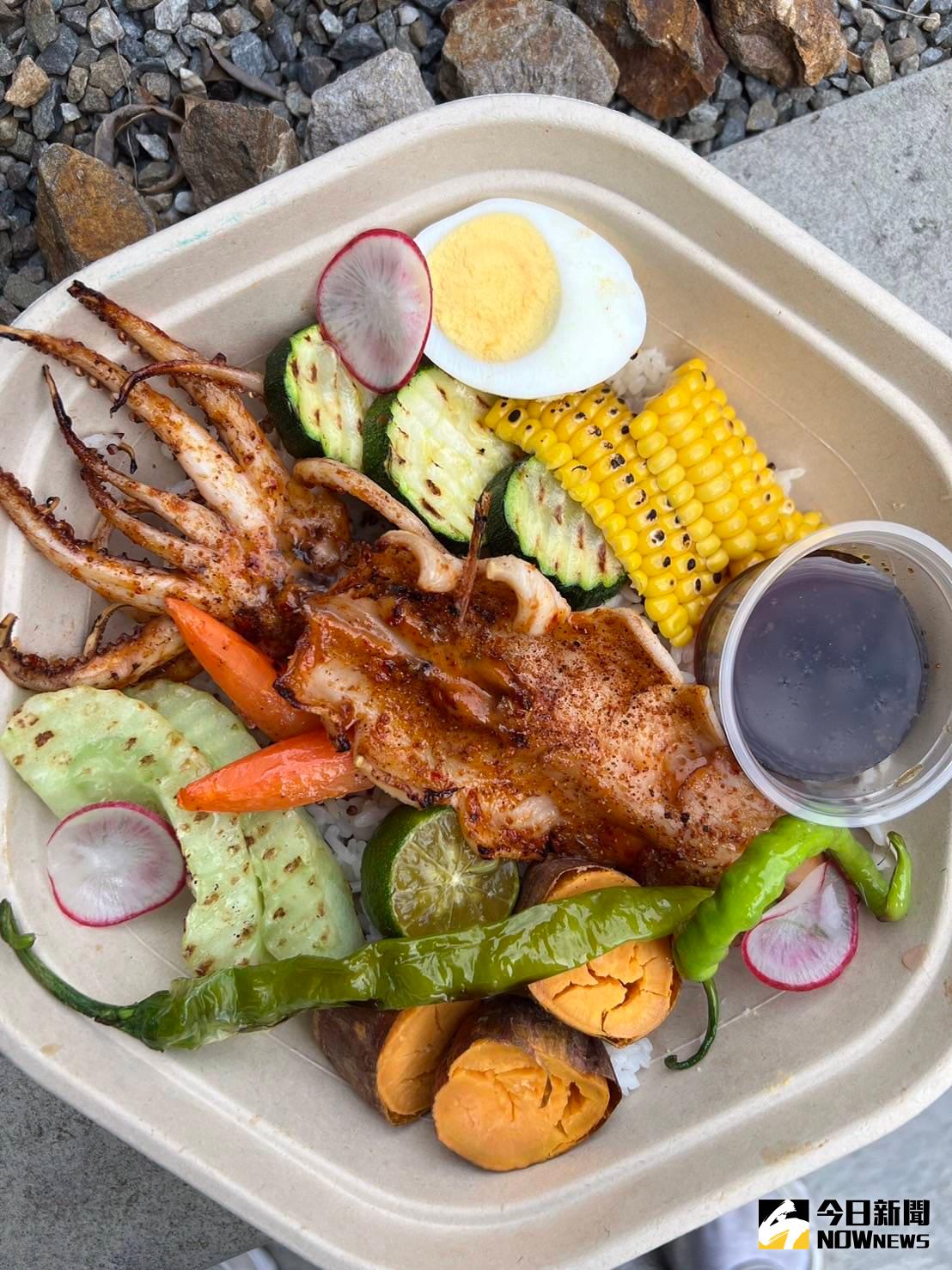 ▲過年難免大魚大肉，國民健康署指出，可靈活運用「我的餐盤」均衡飲食的概念，適時補充水果及乳品類，另外也教大家如何「健康煮、均衡吃」5大招。（示意圖／NOWnews資料照片）