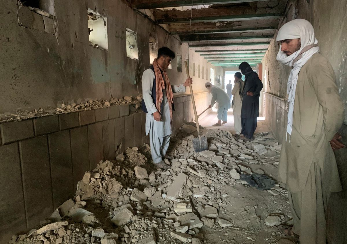 ▲阿富汗南部坎達哈市（Kandahar）一座什葉派清真寺15日發生自殺炸彈攻擊事件，造成至少33人喪命，73人受傷。（圖／美聯社／達志影像）