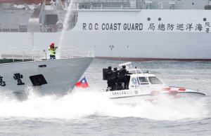 ▲海巡人員頻繁應對外來船隻入侵等問題。資料照。(圖/美聯社/達志影像) ▲海巡人員頻繁應對外來船隻入侵等問題。資料照。(圖/美聯社/達志影像)