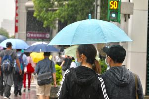 ▲氣象局指出,今(16)日上午各地大多為多雲到晴的天氣,下午起隨著東北風增強,北部及東北部水氣增加、逐漸有間歇性的降雨。(圖/NOWnews資料照片) ▲今(23)日出門要記得帶傘,根據中央氣象局預報,今梅雨鋒面接近,全台各地防雷陣雨。(圖/NOWnews資料照片)
