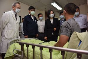 ▲總統蔡英文今天南下高雄在市長陳其邁、內政部長徐國勇及立法委員趙天麟的陪同下,前往醫院慰問傷患。(圖/高市府提供) ▲總統蔡英文今天南下高雄在市長陳其邁、內政部長徐國勇及立法委員趙天麟的陪同下,前往醫院慰問傷患。(圖/高市府提供)