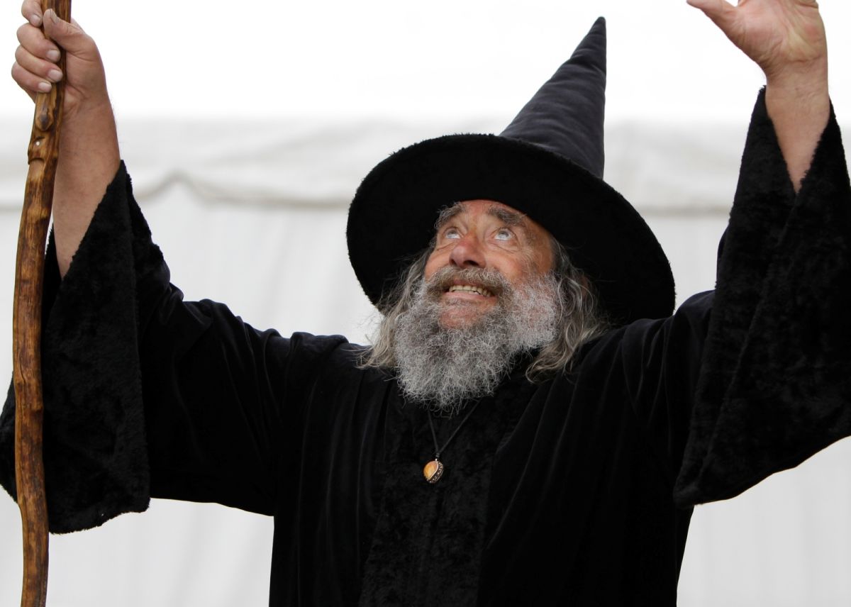 ▲紐西蘭88歲的錢奈爾數十年來以魔法師的形象活動，受到遊客歡迎，還獲得行政機關正式任命，如今卻面臨失業。資料照。（圖／美聯社／達志影像）