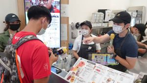 博恩 ▲博恩擔任飲料店一日店長,粉絲紛紛祝福他當上爸爸。(圖/記者林調遜攝)