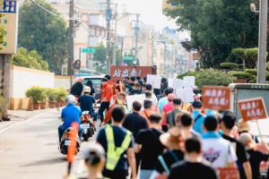 罷免情勢告急 陳柏惟:刪Q若成功中二迎回前立委 ▲投票前最後假日,上百位來自各地的支持者,加入「100小時走民主最後一哩路」隊伍。(圖/陳柏惟服務處提供,2021.10.16)