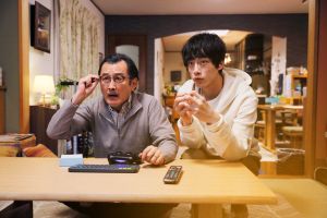▲坂口健太郎（右）吉田鋼太郎飾演父子，片中一起打電動。（圖／天馬行空）