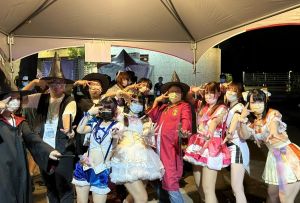屏東聯合動漫同人展 安安縣長化身「哈利波特」強勢登場 ▲2021年屏東聯合動漫同人展今(16日)下午於屏東公園舉行,現場有全國熱愛動漫、女僕、地下偶像及Cosplay同好。(圖/屏東縣政府提供, 2021.10.16)