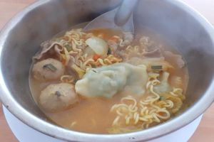 她問「泡麵之友」是那些?內行人大推這些:加過回不去! ▲原PO表示自己煮泡麵時習慣加上貢丸、水餃以及五花肉。(圖/翻攝自泡麵麵俱樂部)