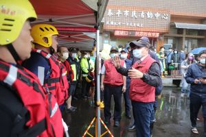 虎豹潭落水意外 ▲虎豹潭驚傳落水意外,6人被大水沖走失蹤,至17日中午,已尋獲1名大人、2名孩童,呈現OHCA狀態,仍有3人失蹤,搜救人員持續搜救中,新北市長侯友宜17日上午至搜救現場坐鎮。(圖/新北市政府提供)
