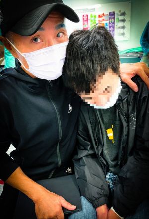 周啟生的21歲兒子疑似遭虐打。(圖/翻攝周啟生臉書) ▲周啟生的21歲兒子疑似遭虐打。(圖/翻攝周啟生臉書)
