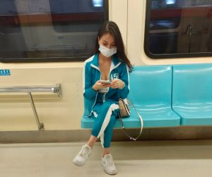 ▲有網友在捷運車廂內遇到一名辣妹,穿著《魷魚遊戲》主角穿的「綠色運動服」。(圖/翻攝自《爆廢公社二館》) ▲有網友在捷運車廂內遇到一名辣妹,穿著《魷魚遊戲》主角穿的「綠色運動服」。(圖/翻攝自《爆廢公社二館》)
