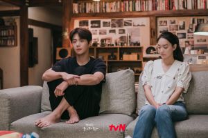 ▲劇中,洪班長(左)跟惠珍透露自己過往故事。(圖/tvN Twitter) ▲劇中,洪班長(左)跟惠珍透露自己過往故事。(圖/tvN Twitter)