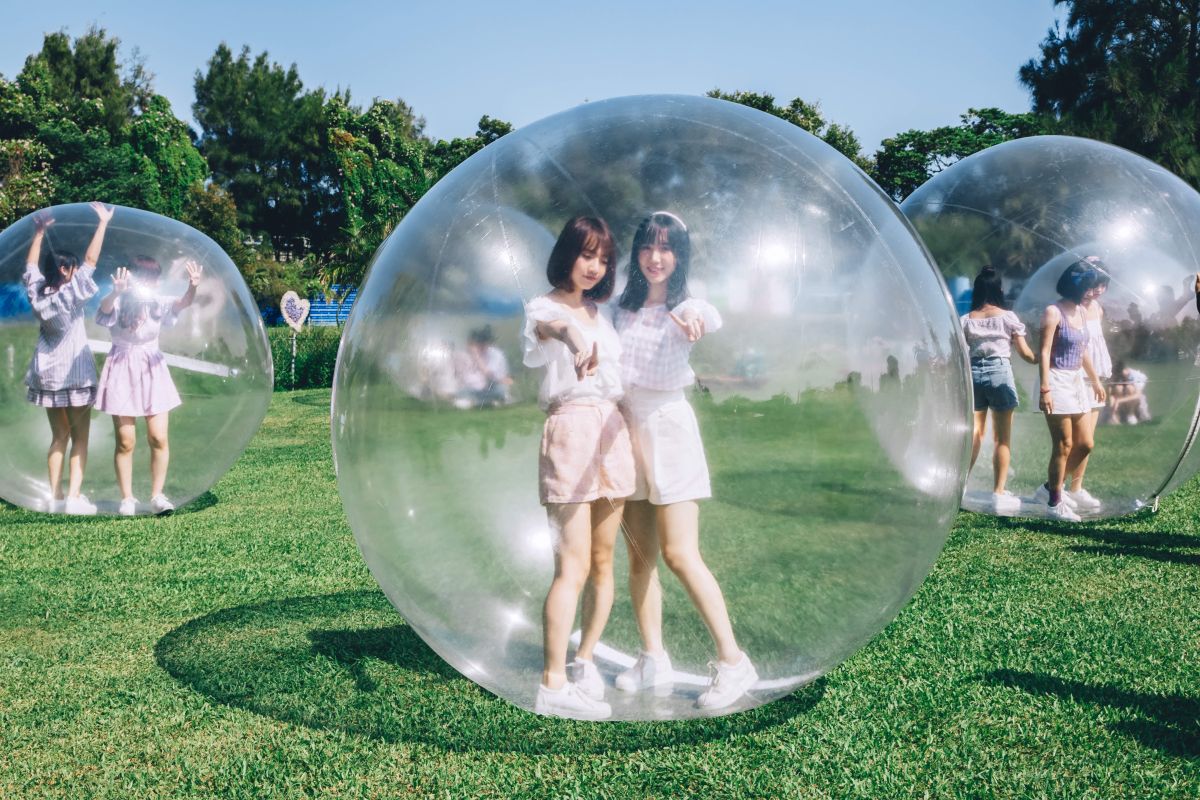 ▲AKB48 Team TP成員關在透明泡泡中拍攝MV。（圖／好言娛樂提供）