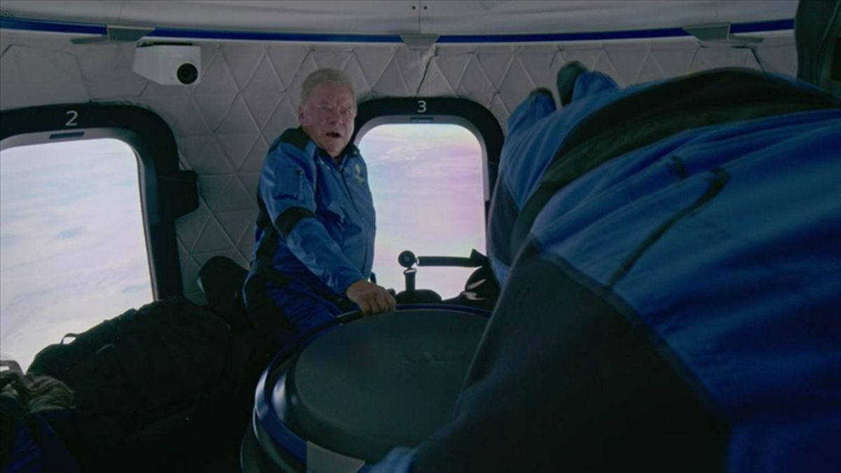 ▲90歲男星威廉沙特納（中）順利登上太空，成為有史以來最年長的太空人。（圖／AP美聯社）