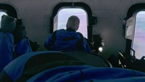 ▲90歲男星威廉沙特納（中）從太空中看著地球不斷讚嘆。（圖／AP美聯社）