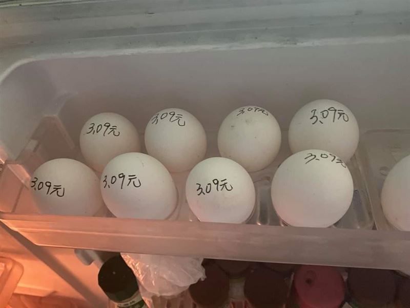 ▲有人妻回家看見冰箱裡的蛋，都被老公標上價格，還算到小數點後，讓不少網友直呼離譜。（圖／翻攝《爆廢公社二館》）
