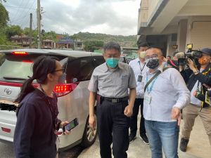 ▲北市長柯文哲再度赴壽山宮「前進指揮所」,關心虎豹潭失蹤市民搜救進度。(圖/北市府提供) ▲北市長柯文哲再度赴壽山宮「前進指揮所」,關心虎豹潭失蹤市民搜救進度。(圖/北市府提供)
